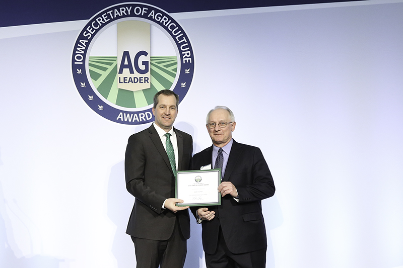 Mark Fischer receives Ag Leader Award