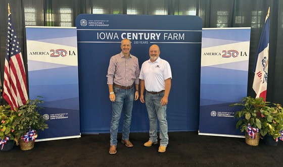 Secretary Naig and IFBF President Brent Johnson at the Century and Heritage Farm awards ceremony at the Iowa State Fair